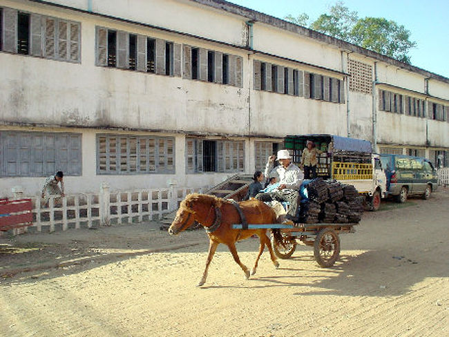 炭を運ぶミニ・ホースの馬車が鈴を鳴らしながら通ります。 