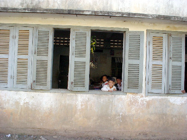 学校で元気な声をそろえて教科書を読んでいた子供たち。<br /><br />写真を撮ろうとしたら、こっちを向いてニッコニコ。 