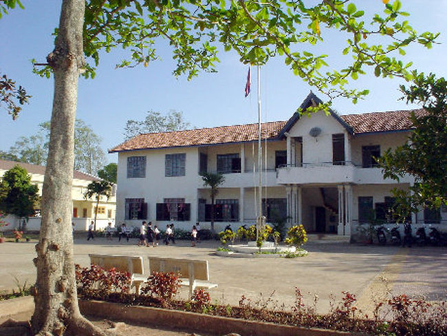 先生の卵が勉強する学校の隣に小学校があります。<br /><br />そこの子供たちが遊びに来ています。<br />中には先生の卵と話をしています。<br /><br />実地訓練つき、先生の学校、結構ですネ。<br /><br />日本も先生になる前に、日ごろからの実地訓練が出来るようにすれば、少しはオカシな先生が減るのデハ！？ 