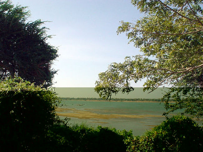 メコンもちょっと南方面にいくと、遠浅で、海みたいに干満があるのか、白州が増えてきます。<br /><br />遠くに家のようなバラックが２，３見えてます。 