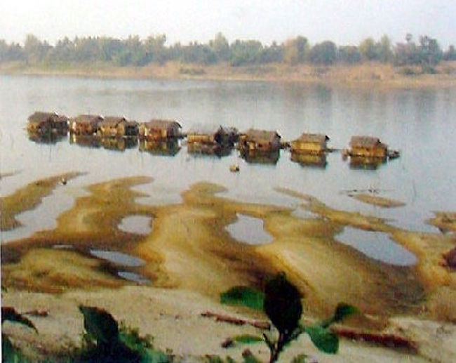 これはパンフレットの写真ですが、実際は３軒ほどしかなかった。<br /><br />水上生活者の家。 