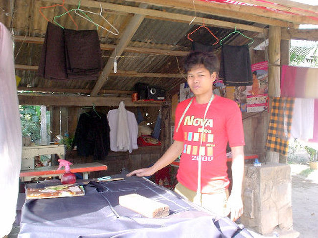 町の仕立て屋さんです。<br /><br />英国の生地で背広を仕立てているところです。<br /><br />一着薦められましたが、もう背広を着ることも無さそうなので、丁重にお断りしました。 