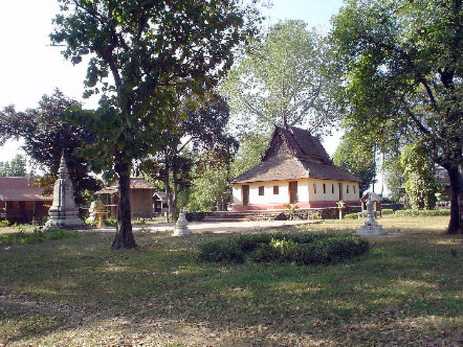 途中、いろんな人に聞きながら、やっとやって来ました。<br /><br />これがロカカンダル寺院です。 