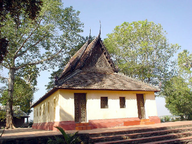 つい最近までアンコール石造遺跡ばかり見ていたので、このような木造寺院は新鮮に目に映ります。 