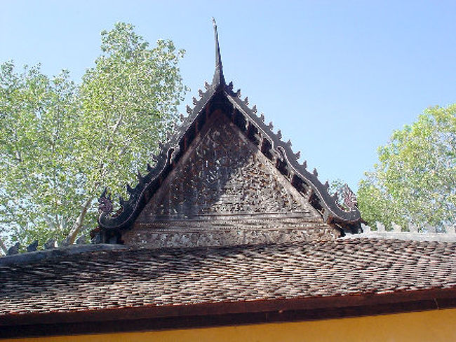 大屋根の透かし彫りが芸術的です。