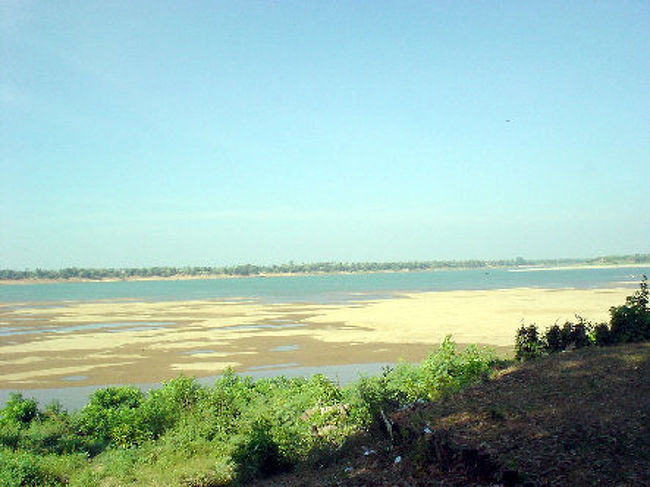 しばらく寺院付近をブラブラして、メコン沿いのローカルな道を引き返した。 