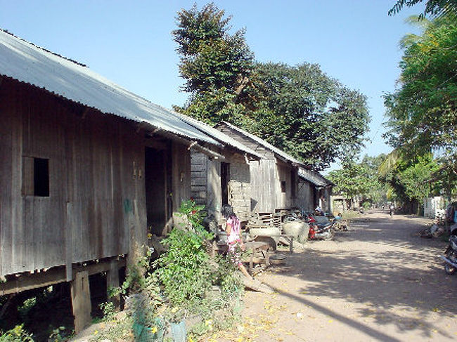川沿いのみすぼらしい家々。<br /><br />ここはメコンで漁をする、漁民の集落のようだ。<br />町の人とは違い、かなり貧しい様子だった。<br /><br />ひょっとして、もと水上生活者たちの集落だったかも知れません。 
