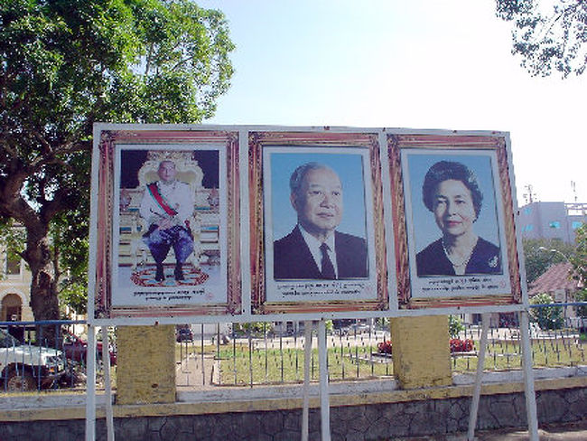 県知事公邸のような建物の前に立っていた看板。<br /><br />真ん中はシアヌーク殿下かな？<br />あとは分かりません。 