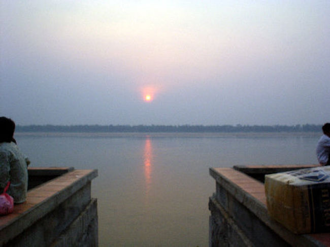 夕方までWI-FIでネット。<br /><br />市場によって、食料調達。<br /><br />もう陽がメコンに沈みます。 