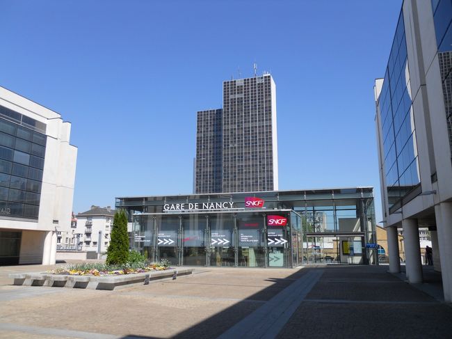 ナンシー駅西口は、近代的な作りです。