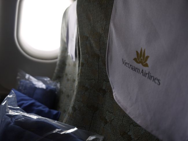 ルアンパバーンへはベトナム航空を利用。ハノイで乗り継ぎ。