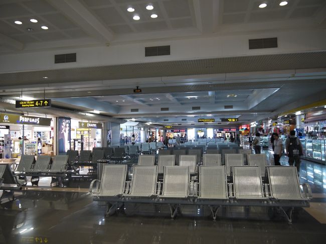 ノイバイ空港の中。トランジットエリアは狭いです。