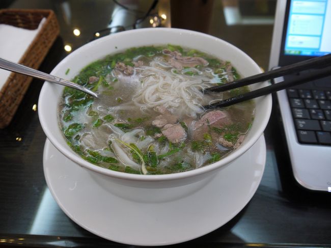 空港内でフォーの昼食です。