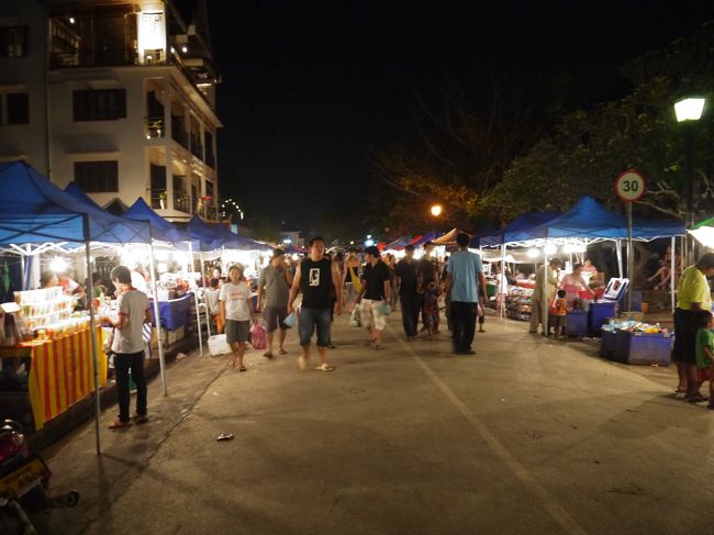 ホテルは写真左のエンシェントルアンパバーンでした。ナイトマーケットの始まりにたたずんでいます。