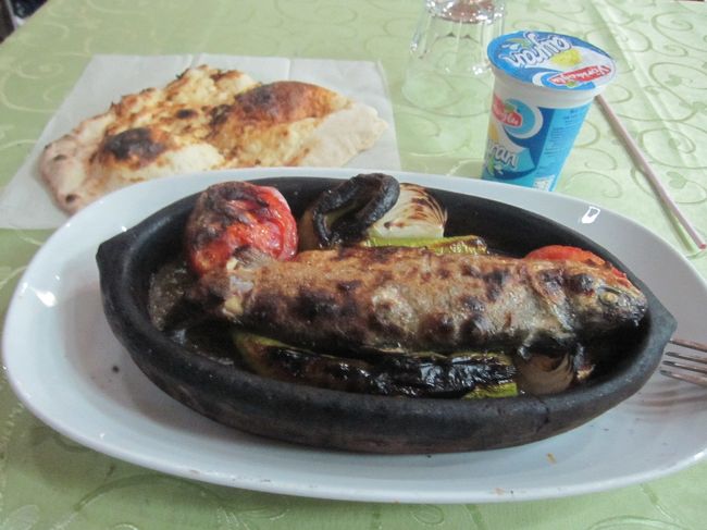 食事は鱒のグリル。