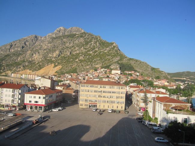 砦の上から町中と裏山。裏山は手前に低い山があり歩いて１時間ほどかかった。高いほうに行くには登り始めの時間が遅く断念。