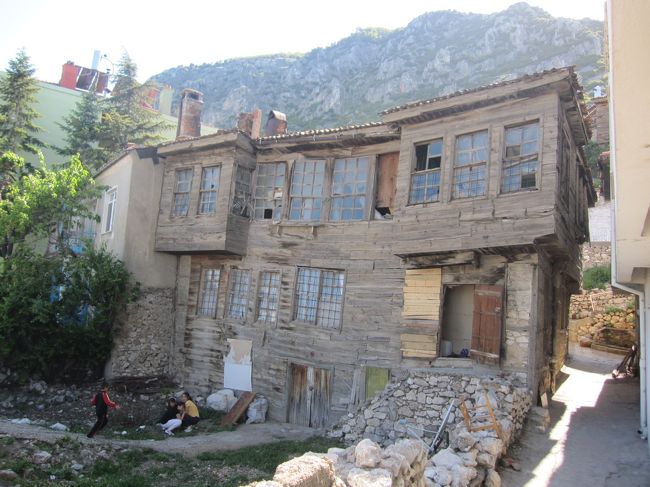 ギリシャ人が住んでいた打ち捨てられた家。まるで宮崎駿監督のハウルの動く城のように継ぎ足されて面白い。