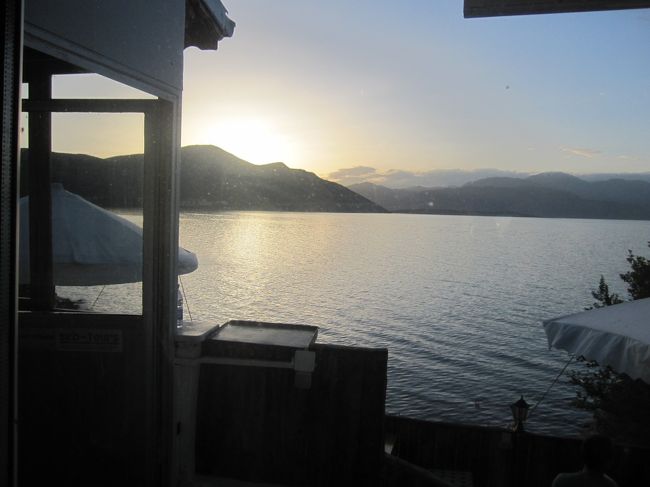 静かな湖畔だった。