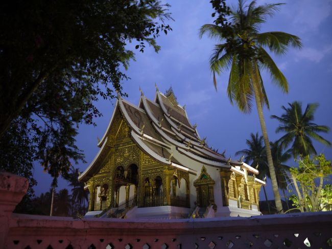 到着の翌日。托鉢見物に向かいます。