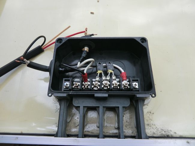 此れがパネルの裏側です・・・プラスとマイナスが有るので間違わないように・・・<br /><br />ハイ・・・