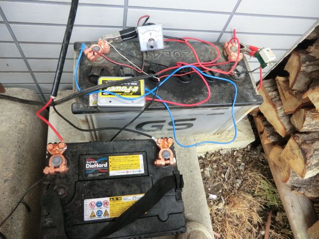 此れに電気を溜めます・・・奥のは私のトラックの使い古し、玉枝はガソリンスタンドで貰いました・・・<br /><br />ソレデモ・ボルトメータ、900円、バッテリーターミナル3個分1500円、バッテリフッカツ・・・3500円