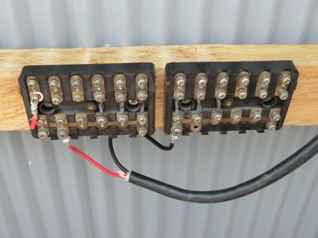 このように使いました・・・左がプラス、赤色の線です、右がマイナス・・・<br /><br />