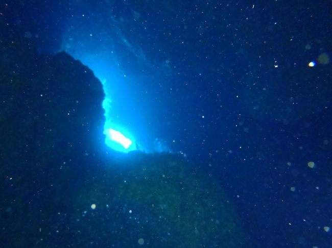 頭や肩など打ちながら進んで行くと(笑)<br />青い光が！<br /><br />というのが真っ暗闇でライトを使いながら<br />進むんですが、ライトが当たってない所は<br />何にも見えないんです^^;