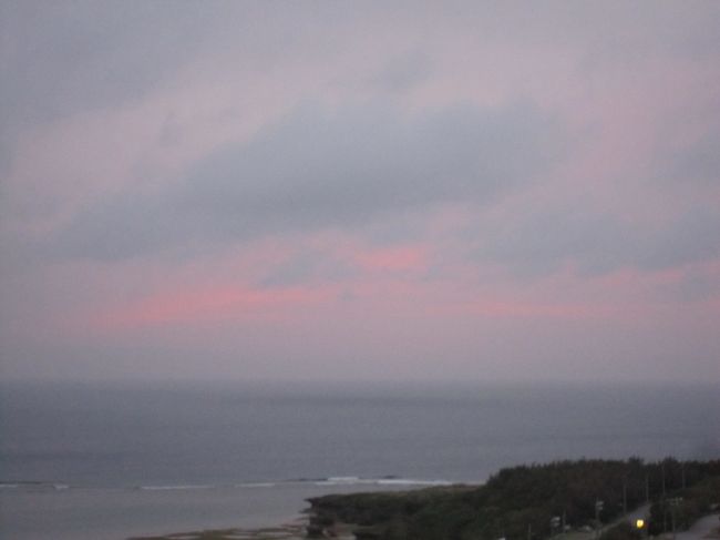 雲のばかぁ―(笑)<br /><br />少しだけ西の空が赤くなりました。