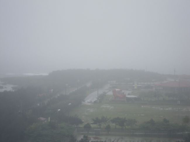 残波岬の灯台が見えないほど<br />雨風が強いし^^;<br /><br />台風一号はまさかの５月の初めでした(笑)