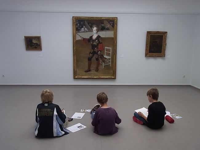 小学生・中学生の見学遠足がたくさんきていました。<br /><br />子どもの頃から一流の芸術に触れられてうらやましい限りです。