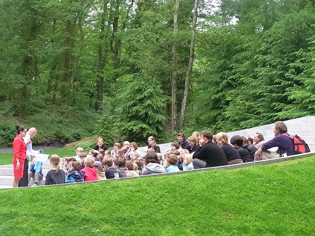 屋外で課外活動の子どもたち。