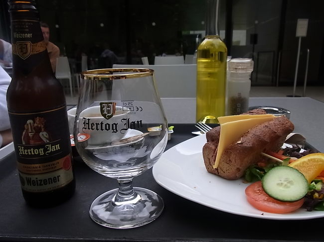 お腹がすいたので、館内に戻りカフェで軽食。