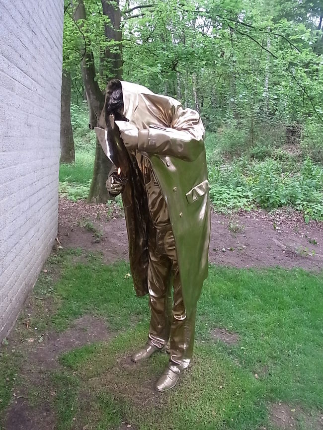 カフェのオープンエリアにあったオブジェ。<br />近づくとライターに火が付きます。一定の時間が経つと火は消えます。<br /><br />公園内ももっと見たかったのですが、本日はヒートホールン宿泊となっているため15時50分くらいのバスに乗らなければなりません。<br /><br />余裕を持って15時過ぎに自転車でバス停へと向かいました。<br />ここでバス停を勘違いし、ビジターセンター方面に向かってしましましたが、ビジターセンターのインフォでバス停の位置を教えてもらいバスに乗ることができました。美術館の一つ前のバス停でした。<br /><br />