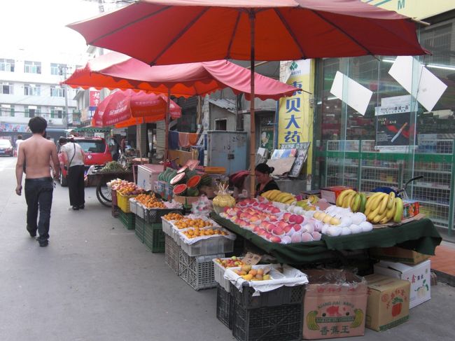 果物屋<br /><br />"膀爺"<br />男の上半身裸は当たり前。