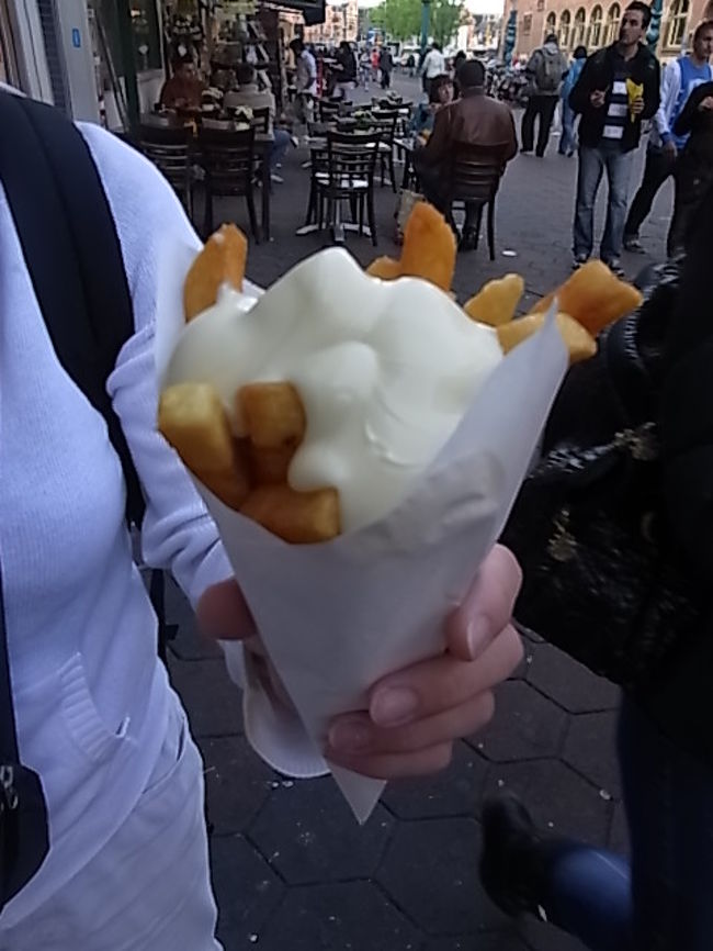 オランダと言えばこれ。マネケンは列ができていたので、すぐ近くのローカルな店で買いましたがおいしかったです。トッピングはいろいろ選べましたがオーソドックスにマヨネーズです。