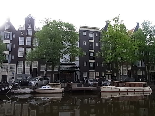 着きました。ホテルピュリツァー。<br />今回はスターウッド特典で90ドルで宿泊できます。<br />朝食は付きません。<br />右側のボートがホテル所有のもので専用船着場もあります。<br /><br />チェックインしようとフロントに入るとスーツを着たビジネスマン、大きなトランクに高そうな服を着た旅行者ばかり。<br />軽装にリュックな明らかに場違いの私達。<br />一応襟がある服を着用しました。格好で宿泊拒否をされたらどうしようと思っていたので一安心です。<br /><br />韓国人ビジネスマンご一行様とオランダ人ビジネスマンらしき人たちがホテル前にならび写真を取っていました。<br /><br />部屋は1階だそうです。この手のホテルで1階に部屋があるなんておどろきです。