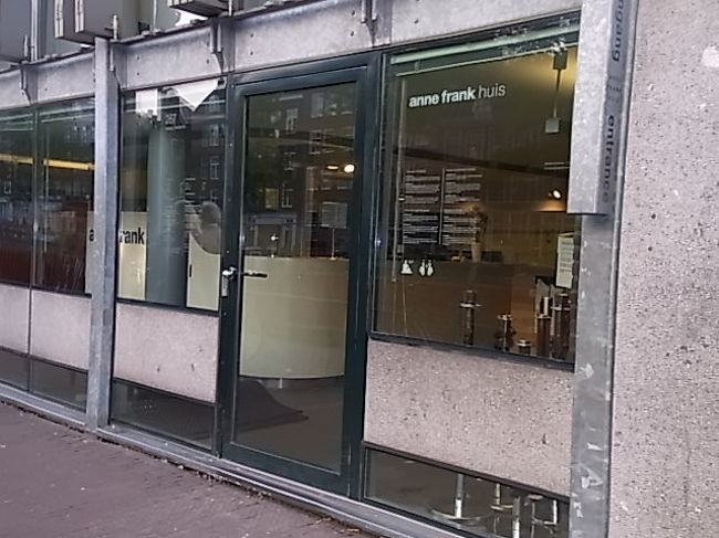 ホテルからすぐのアンネの家に行きました。<br />時間が遅いせいもあり並ばず入場できました。<br />受付で45分しかないけどと言われましたが私には十分でした。<br /><br />アンネは非常に裕福な少女時代を送っていたのですね。<br />