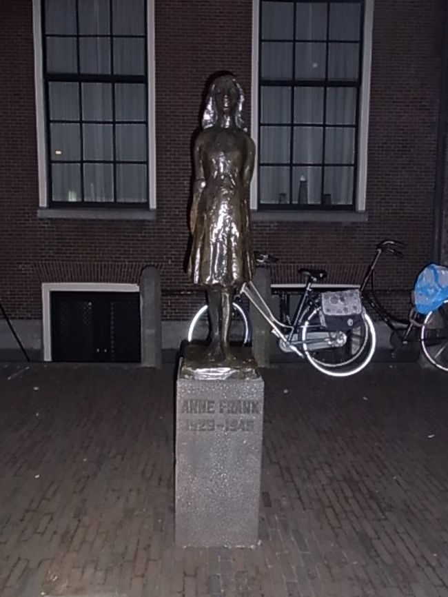西教会前にあったアンネの像