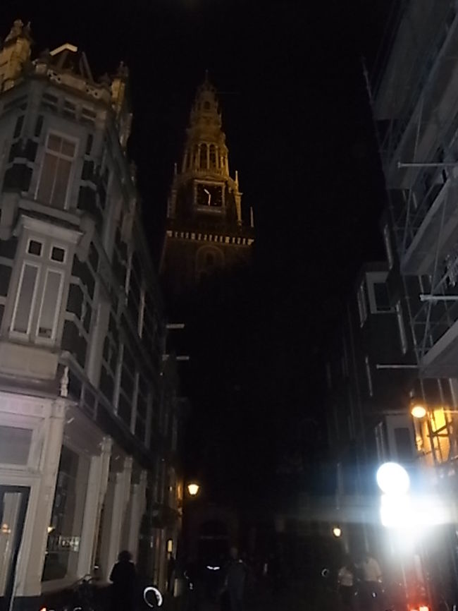 腹ごしらえをしたらアムステルダムで必ず行きたかった飾り窓に向かいます。場所が分からなかったので、iPhoneで検索して向かいました。<br /><br />中央に浮かぶのが旧教会。<br />ここから飾り窓を目指します。<br /><br />飾り窓地帯は人がいっぱい。観光してる女性もたくさんいました。<br />男性には迷惑でしょうが。<br />お姉さんは東欧系の人が多いような気がしました。<br />お姉さんたちはみんなプロっぽいポーズ、そのままポールダンスができそうな格好をしていて、女性のわたしでもある意味かっこいいと思いました。<br /><br />赤い光はしわを目立たなくするそうです。<br /><br />23時過ぎにはホテルに戻りました。<br /><br />短時間の割になかなか濃い観光でした。