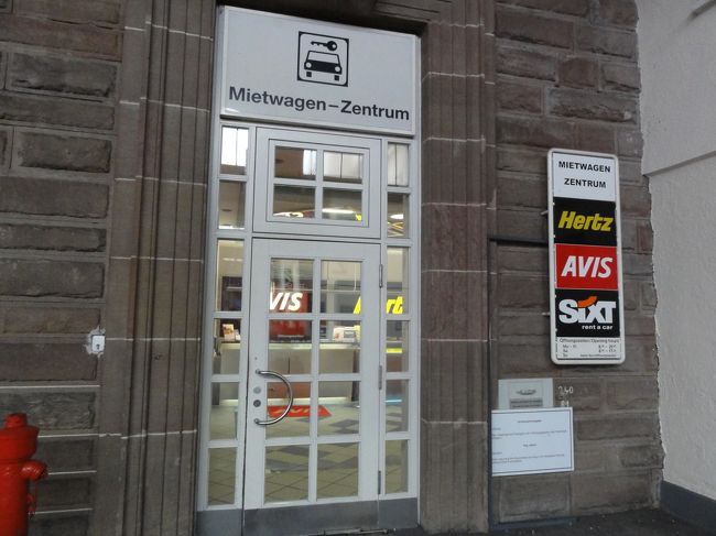 駅構内にレンタカー各社のカウンターがあります。<br /><br />わかりやすい場所にありましたよ。<br /><br />今回はハーツから借りることにしました。<br /><br />