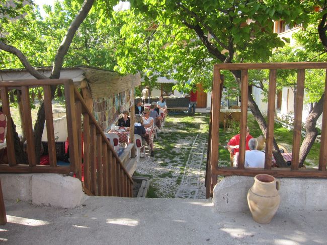 ウフクの庭。朝食は簡単なビュフェ。