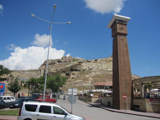 ユルギュップのバスを降りたところ。見上げると城砦のようなものが見える。登ってみると展望台になっていた。