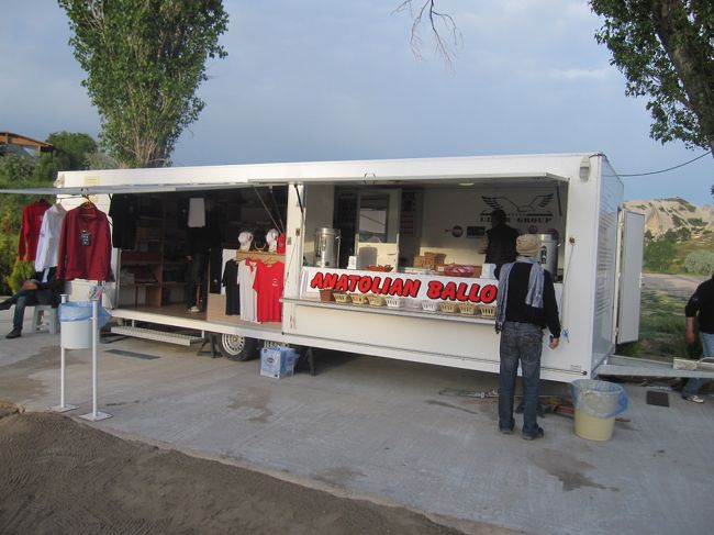 ２日目の朝にホテルでピックアップされ集合場所まで移動。早朝のため食事前なので温かい飲み物と軽食が用意されていた。<br />バルーン会社もたくさんあるし、飛行時間も１時間と１時間４５分、１便と２便があるようで、その辺で価格も違うようなので一概に高い安いとはいえないようだ。アナトリアバルーンが大手で現地調査では評判がよかったのだが、他の人のクチコミ報告によると悪いと言う。我々のパイロットは上手だったように感じた。