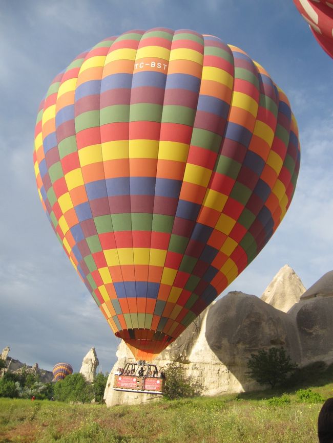 ２便目のためか、１便の客と入れ替わるので前の人は重石代わりに我々の到着をワゴンの中で待っていた。２人ずつ交代して乗り込む。