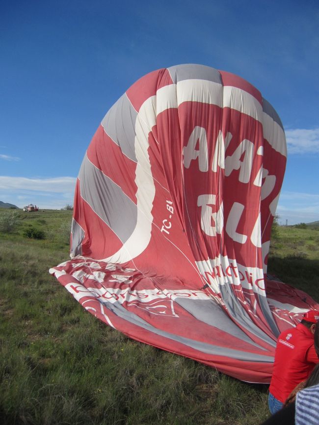 ギョレメの東地区から飛び立ち西のウチヒサルの近くに着地。着地のときだけ大きな衝撃があったが他はいたって安全だった。