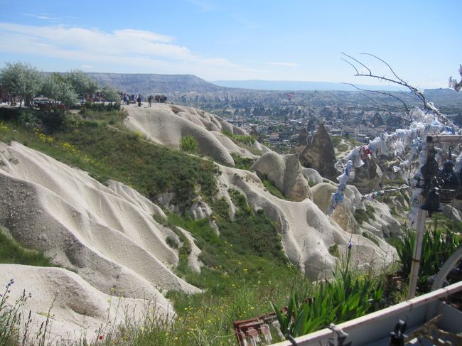バルーンツアーを終えて朝食をとった後、グリーンツアーに申し込む。６０TL。この価格に関しては５５から７０くらいまでホテルや代理店で違ったが内容は同じなので安い価格を探すといい。<br />地下都市１５TL、ウフララ渓谷５TL、ランチが１２−１５TLと含まれているため２５TLが輸送代と考えると割安に感じた。<br />ここはコース最初のウチヒサル手前のパノラナビュー。