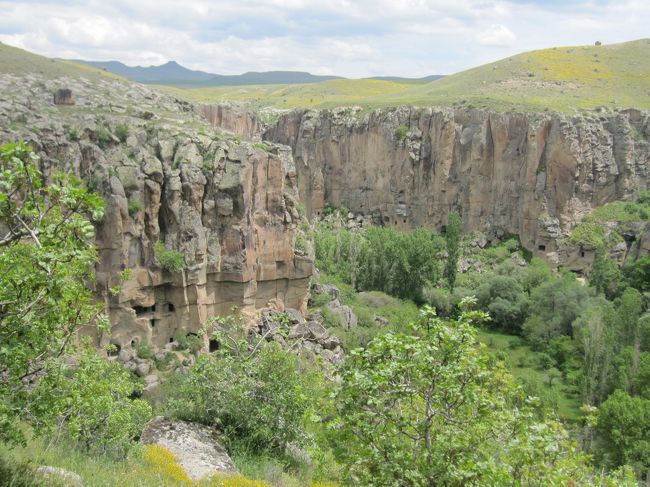 ウフララ渓谷の入り口から下を見下ろす。渓流沿いに４キロ近くを歩く。