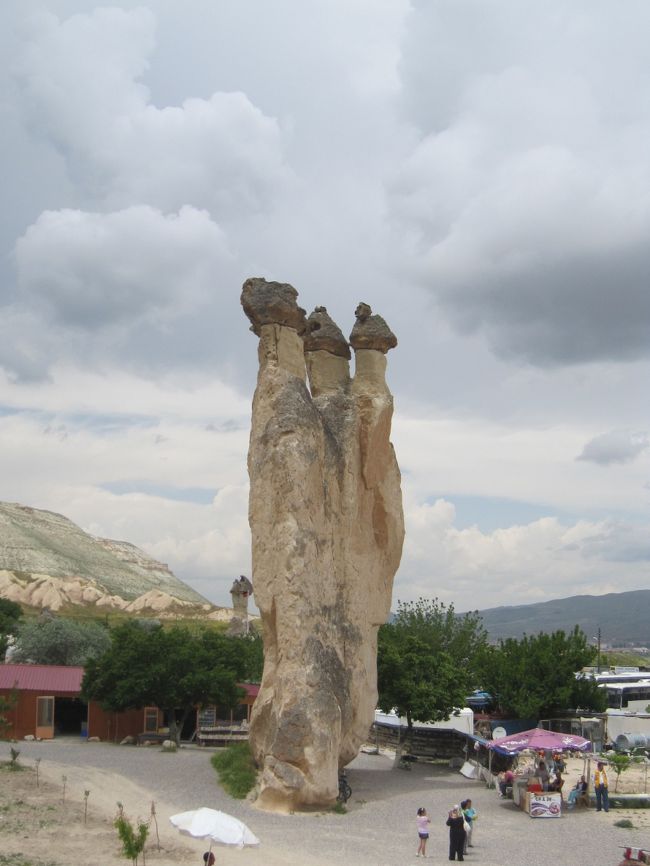 ３日目は同宿の若者とオートバイを借りてレッドツアーのコースを廻る。チャウシンのあとパシャバーのキノコ岩を見る。