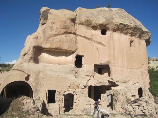 ユルギョップの市場で遊びながら南のムスタファパシャへ行く。その奥地に教会があった。只今修復中。