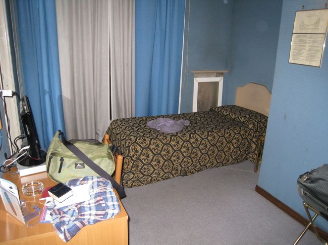 空港から、エクスプレスでローマ中央駅に着いたのが夜１１時を過ぎていて、地下鉄Ａ線は既に終了。駅から遠くないのは分かっていたが、夜であることとローマは初めてであることを考えて、駅前の乗り場からタクシーを利用する。ドライバーは、自分の中のイタリア人のイメージにピッタリな、カーリーロン毛なお兄さん。行き先を告げると、大袈裟なジェスチャーを交えながら、「何ぃ、そりゃ遠すぎる･･･いや、近すぎる。」と英語でボケ倒していた。荷物一つ分の追加料金を取られたが、憎めない兄ちゃんだった。スペイン広場の坂下にあるホテル。今回というか、これまで泊まったホテルのベッドでは、最小かも。